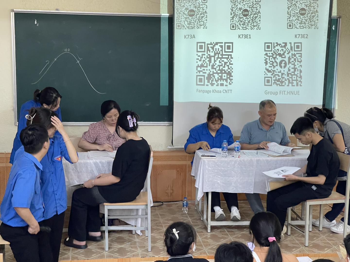 Tân sinh viên K73 Khoa Công nghệ thông tin Trường đại học Sư phạm Hà Nội hoàn thành ngày nhập học